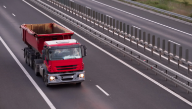 Zdjęcie dla artykułu „Dostawa samochodu ciężarowego 4×4 samowyładowczego dla potrzeb działań przeciwpowodziowych dla GZUP w Baranowie Sandomierskim”